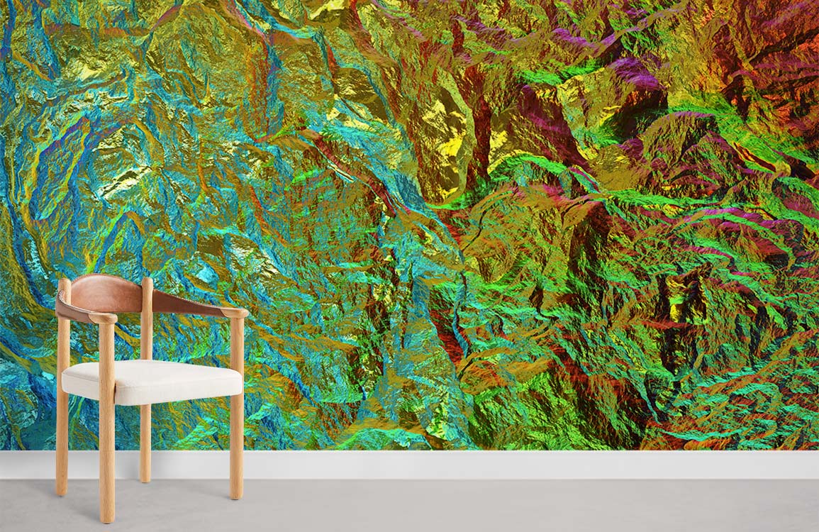 Chaise en bois avec siège rembourré clair sur un papier peint mural minéral doré