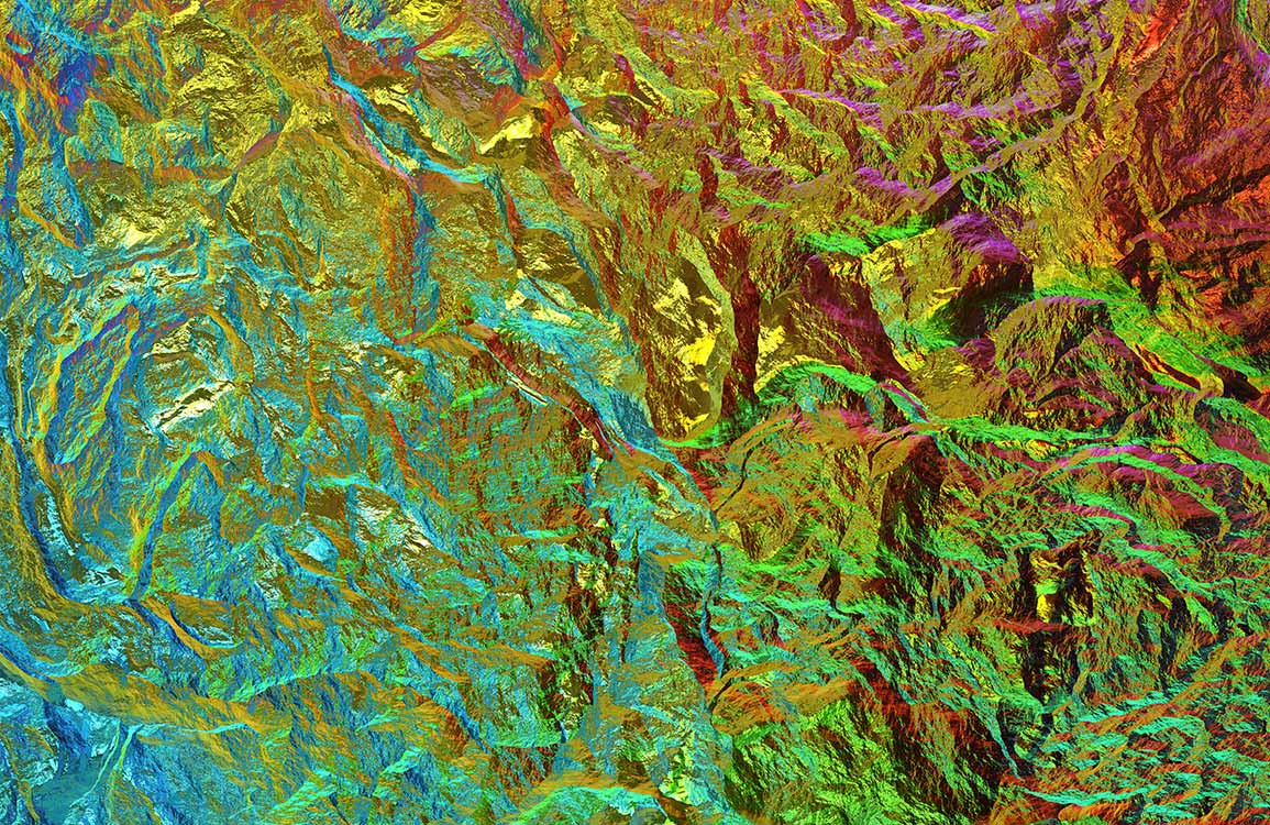 Papier peint mural minéral doré avec paysage montagneux coloré et texturé