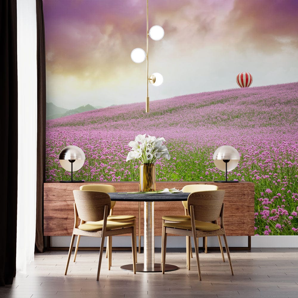 Papier peint mural Monde Florissant avec champ de fleurs violettes et ciel dramatique