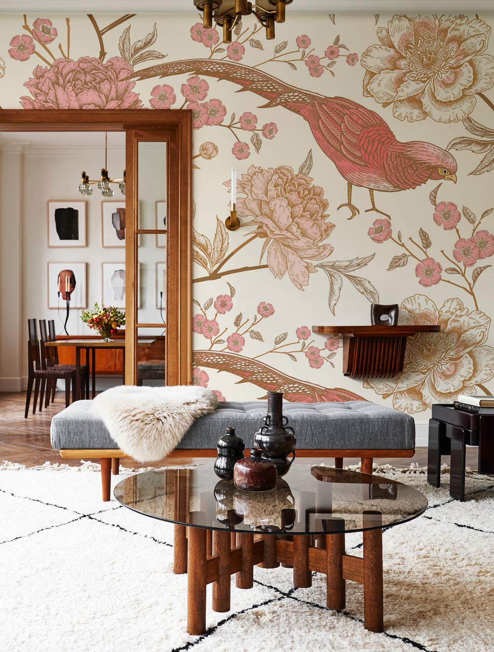 Papier peint mural Monde Rose avec oiseaux et fleurs dans un salon moderne