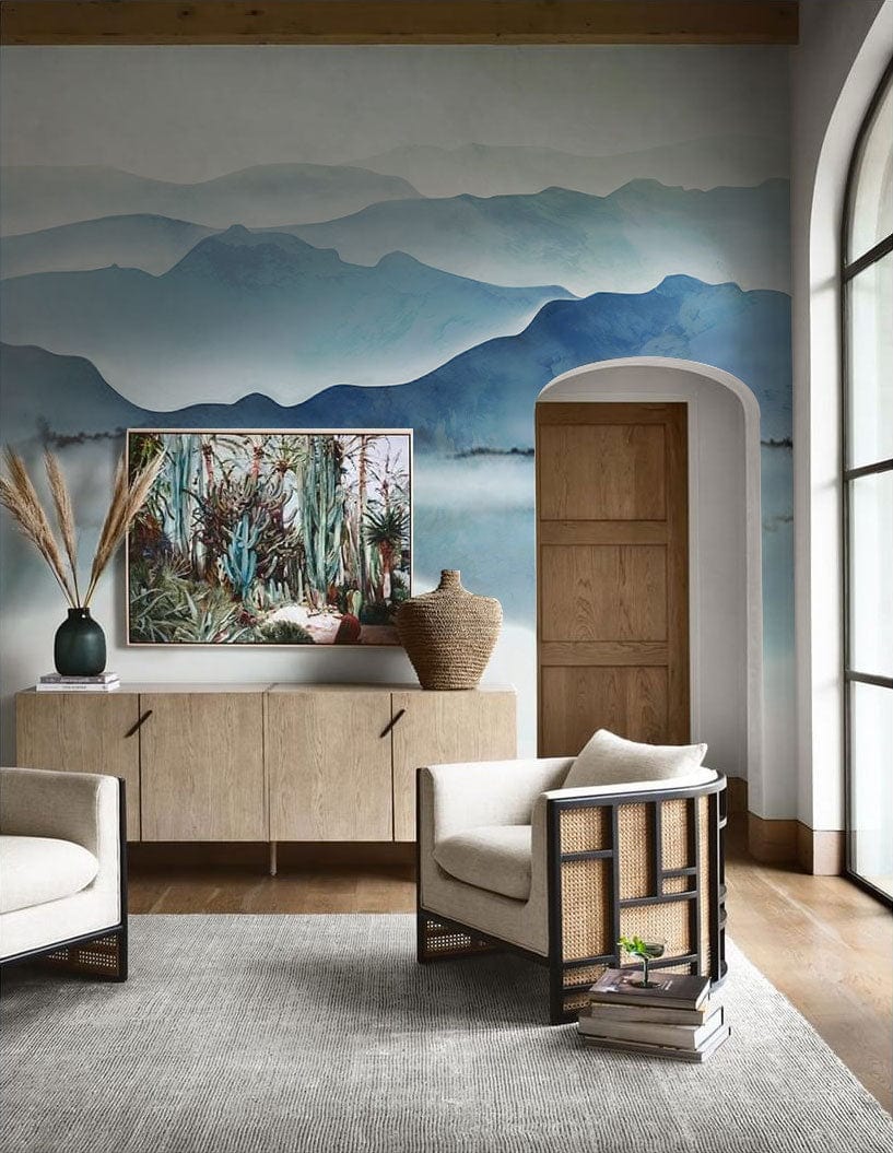Peint mural montagne d’encre et lac dans salon moderne avec mobilier en bois clair