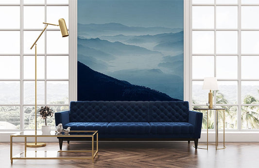 Canapé en velours bleu marine avec mural montagnes brumeuses roulantes pour décoration intérieure