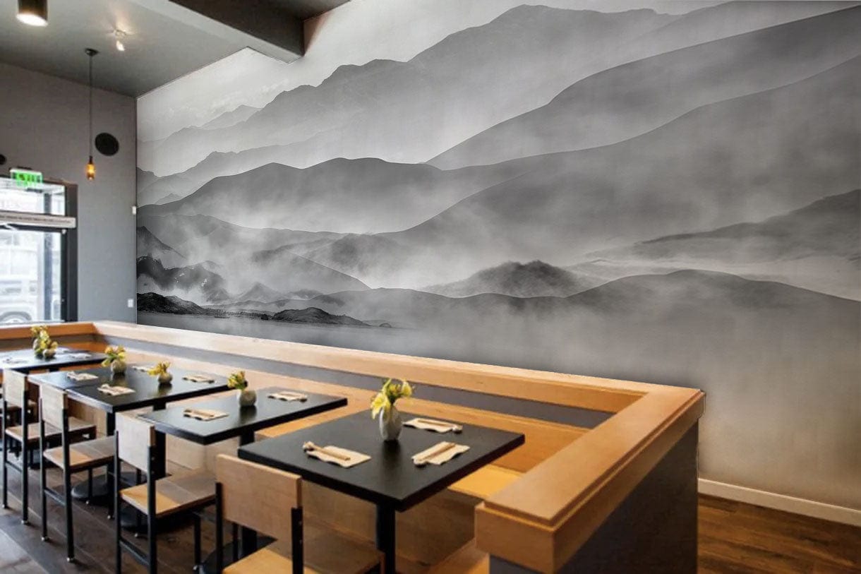Peint mural montagnes d’encre dans un restaurant avec atmosphère unique et tables vides