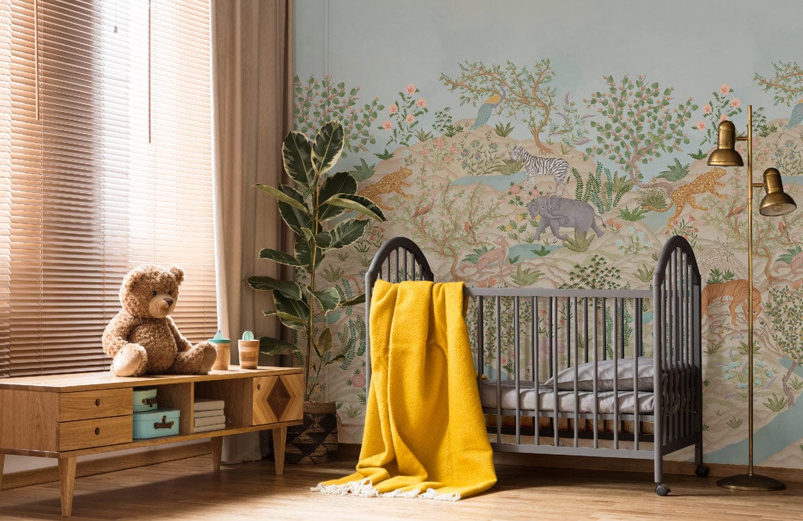 Crib gris en bois avec couverture jaune, dans un décor mural montagnes Énergiques