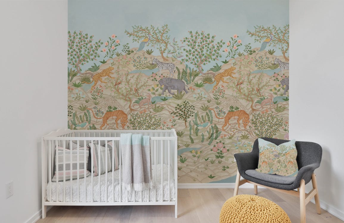 Crib blanc avec coussin rayé et couvertures, idéal pour le mural montagnes Énergiques
