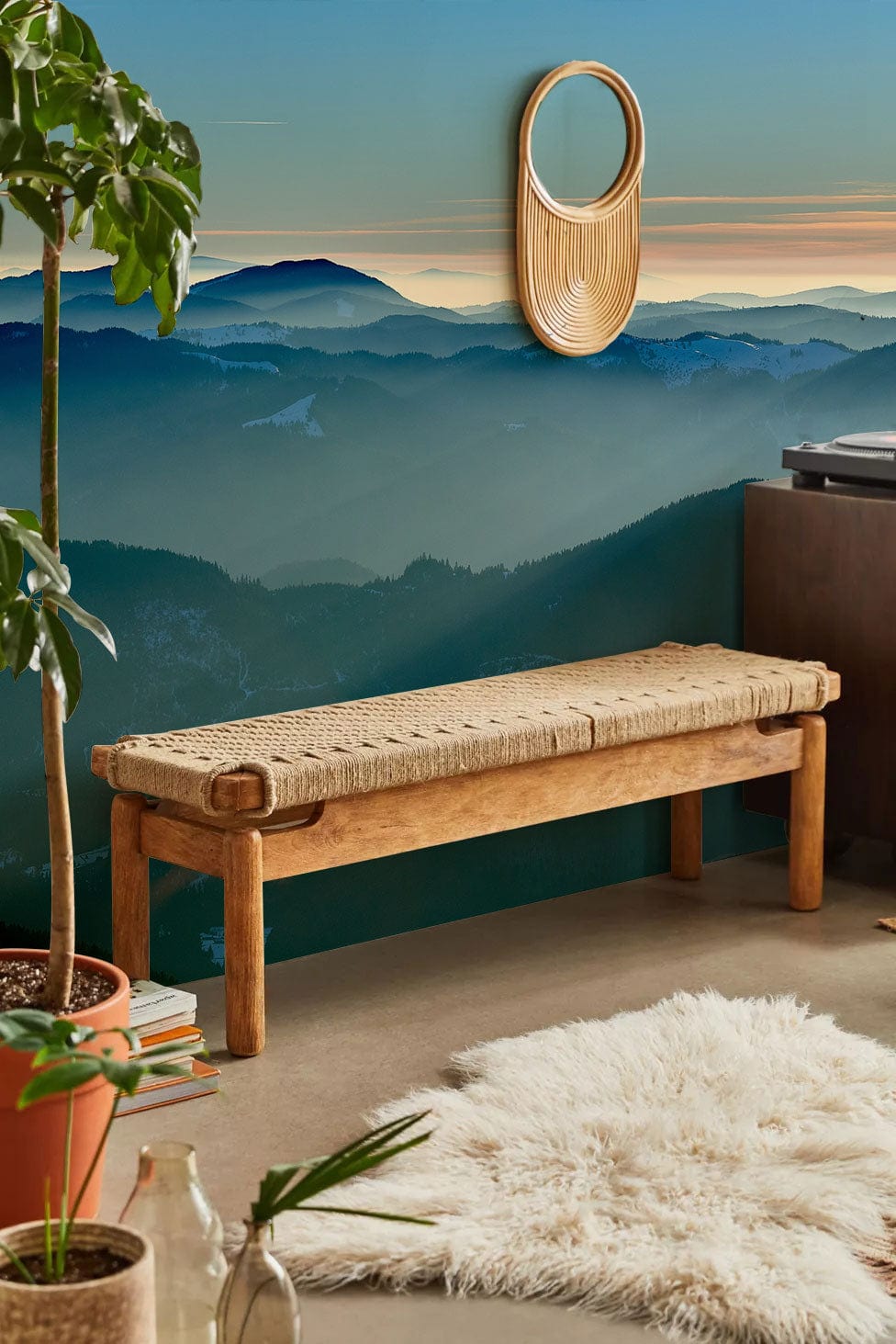 Banquette en bois avec siège en corde tissée, parfait pour le papier peint mural montagnes