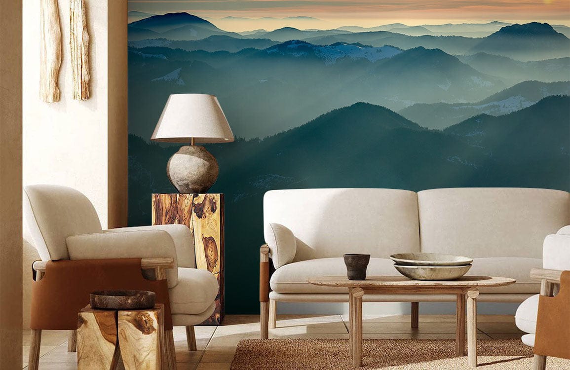 Sofa confortable et clair avec bras en bois, parfait pour le papier peint mural montagnes