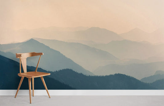 Chaise en bois avec dossier incurvé et jambes évasées, dans le papier peint mural montagnes ombres continues