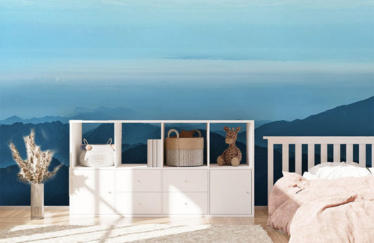 Un meuble de rangement blanc avec étagères ouvertes et tiroirs pour le papier peint mural montagnes voûte bleue