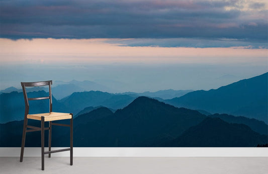 Tabouret en bois haut avec siège tissé, idéal pour le papier peint mural montagnes