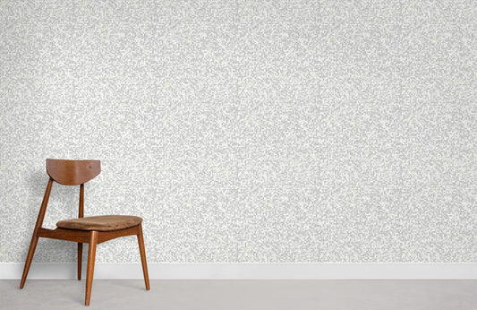 Chaise en bois avec siège rembourré marron sur un papier peint mural mosaïque blanche