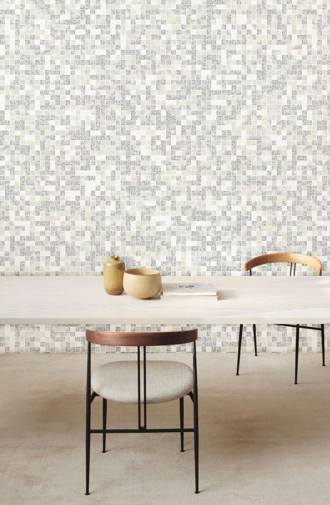Image d’une table à manger avec deux chaises, papier peint mural mosaïque blanche