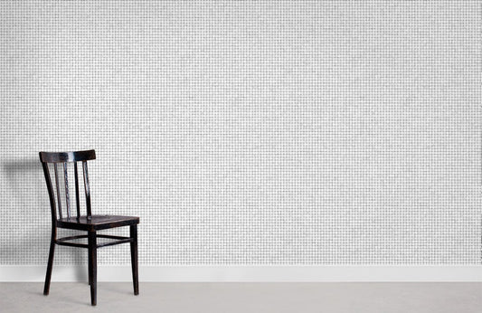 Chaise noire en bois avec dossier à lattes sur papier peint mural mural mosaïque blanche
