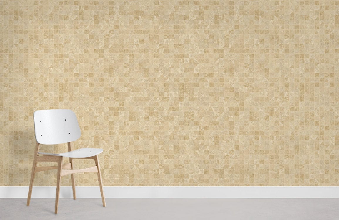 Chaise blanche moderne avec jambes en bois clair sur papier peint mural mosaïque neutre
