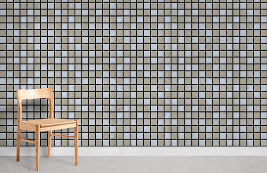 Chaise en bois clair avec dossier à lattes sur papier peint mural mosaïque noir et bleu