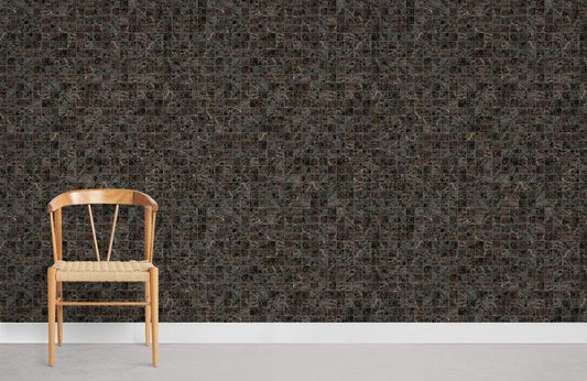 Chaise en bois avec siège tissé sur papier peint mural mosaïque sombre pour déco intérieure