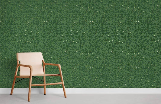 Chaise en bois clair avec siège en tissu crème, idéale pour un papier peint mural mosaïque vert foncé
