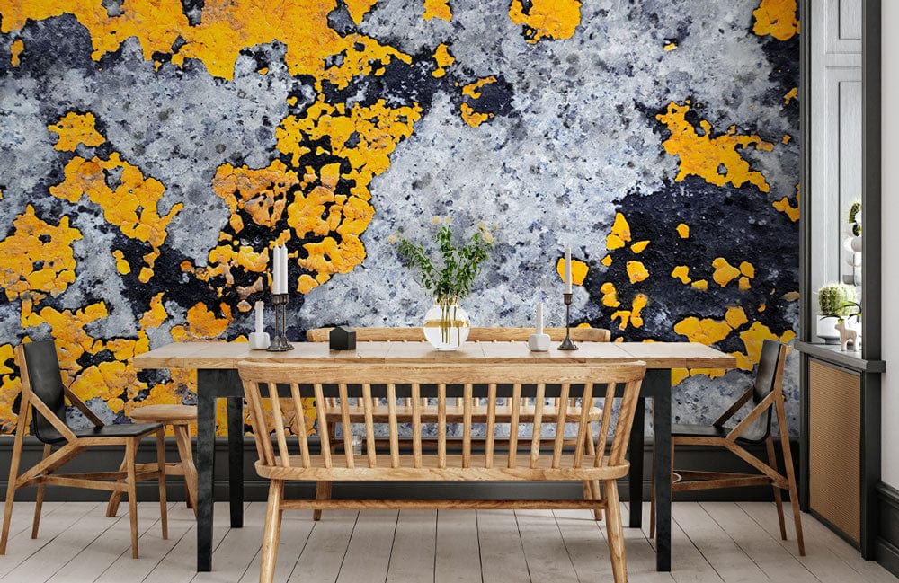 Image d’un salon avec un papier peint mural blocs dorés fissurés et mobilier moderne