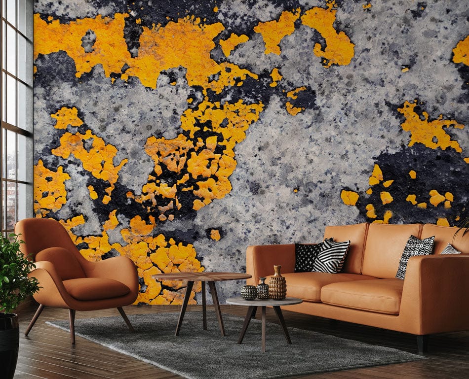 Papier peint mural motifs blocs dorés fissurés avec mur en béton distressed, couleurs vives