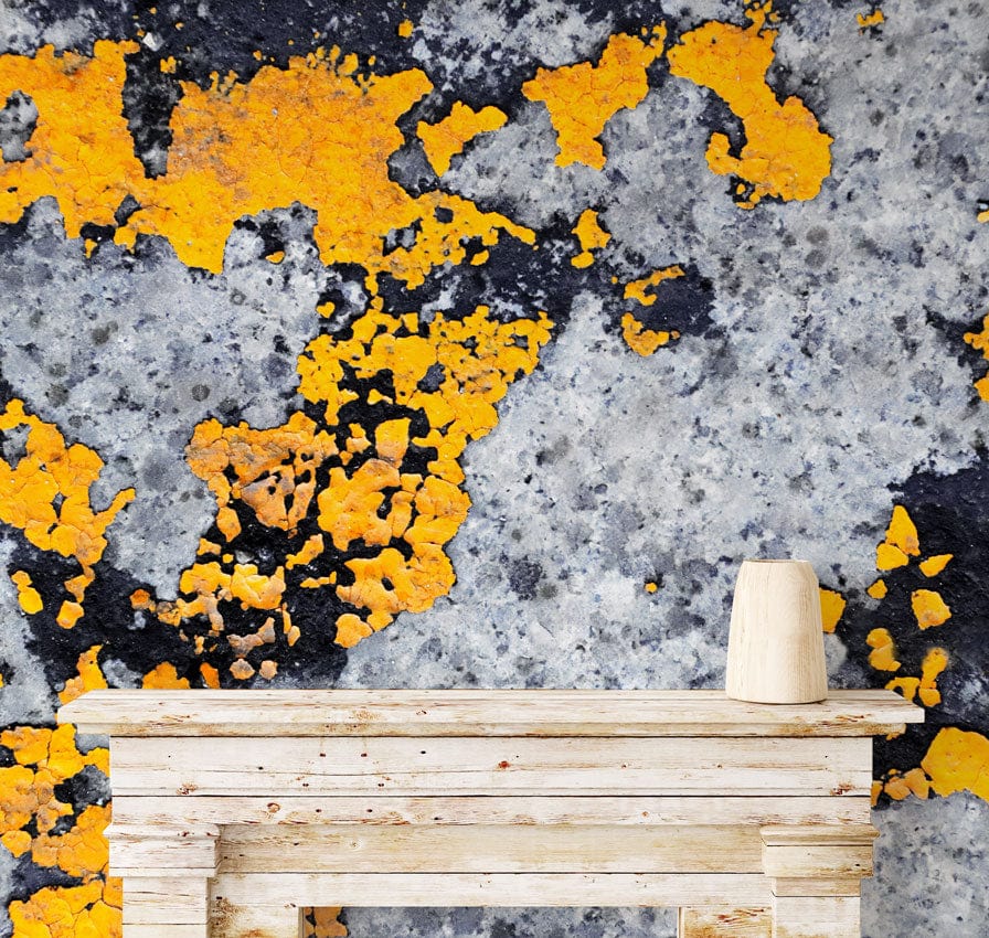 Papier peint mural motif blocs dorés fissurés avec un manteau en bois clair et élégant