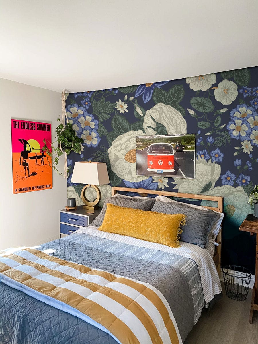 Photo d’une chambre cozy avec murale motif paisley blanc et lit à rayures