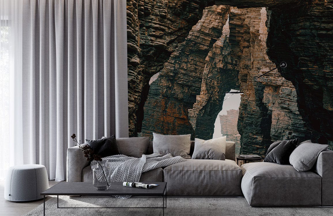 Canapé sectionnel moderne en tissu gris avec papier peint mural motif roches Étranges