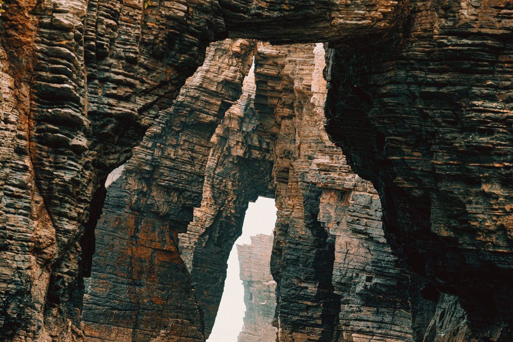 Papier peint mural motif roches Étranges avec arches naturelles et grottes marines