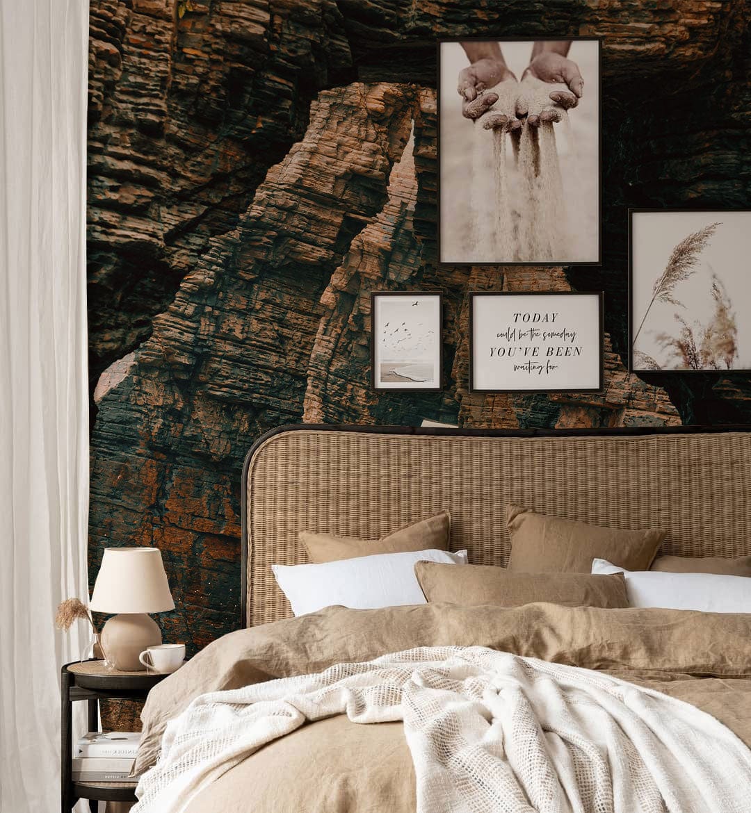 Image d’un lit avec tête de lit en osier, literie beige, et jeté blanc motif roches Étranges