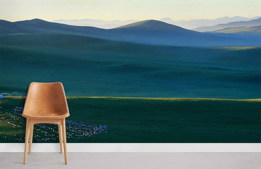 Chaise en cuir marron clair avec base en bois sur papier peint mural motif troupeau