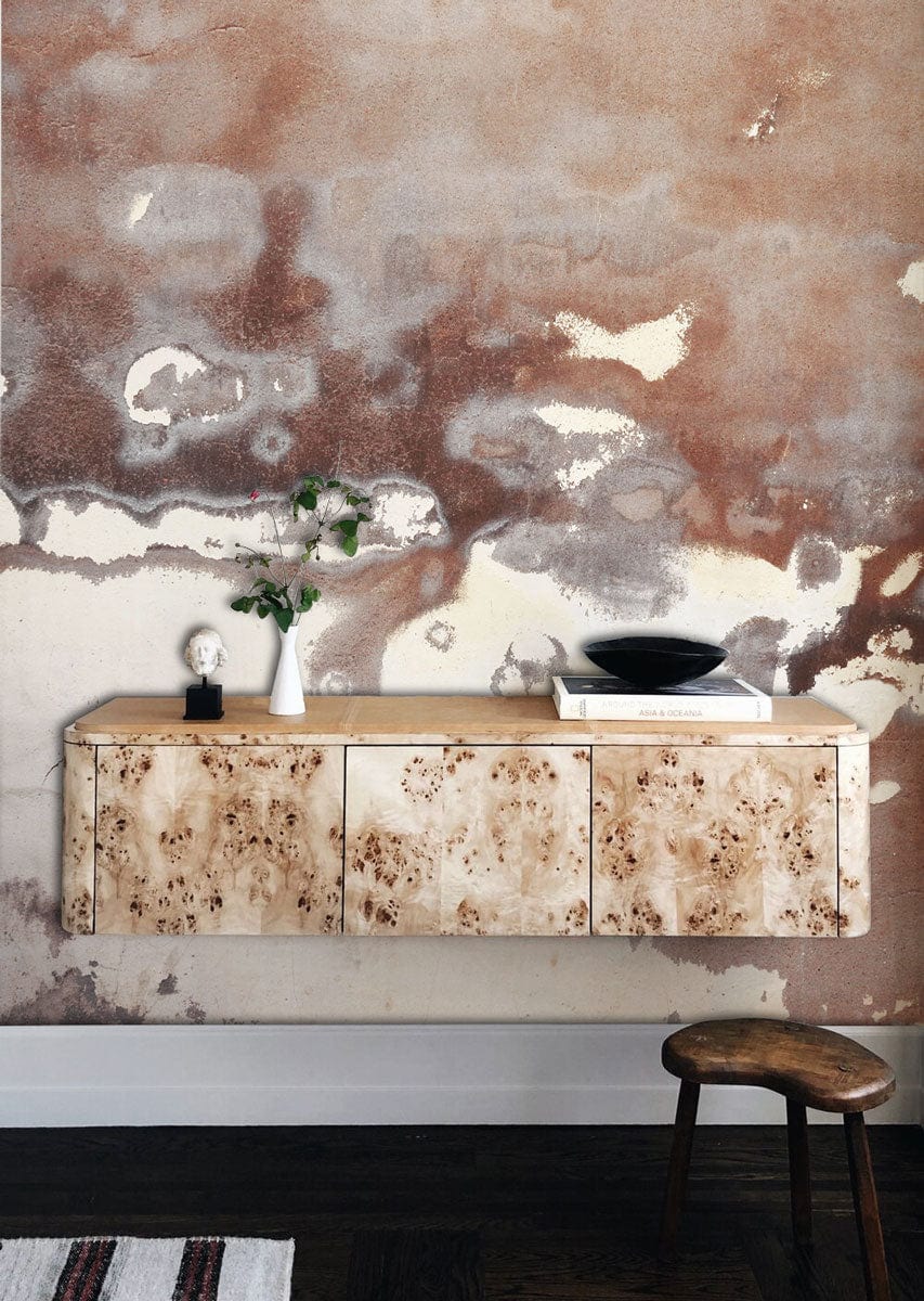 Console flottante en bois burled avec trois portes, idéale pour un papier peint mural moucheté