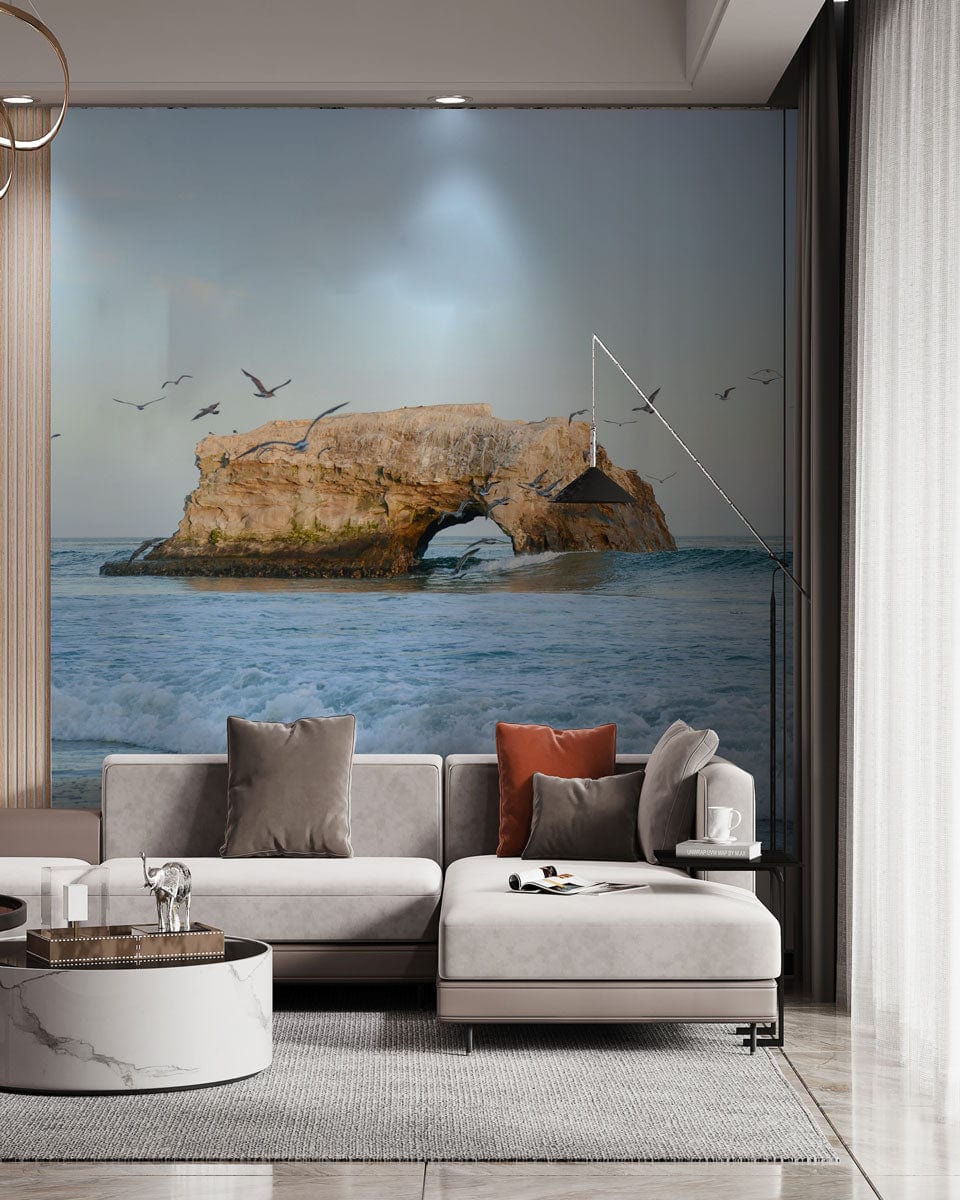 Canapé d’angle moderne gris clair avec coussins, associé au papier peint mural Mouette et Rocher