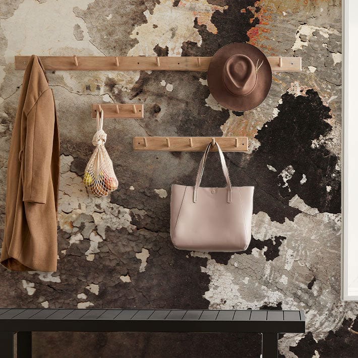 Coat en bois brun suspendu sur mur vieilli déco avec papier peint mural vintage