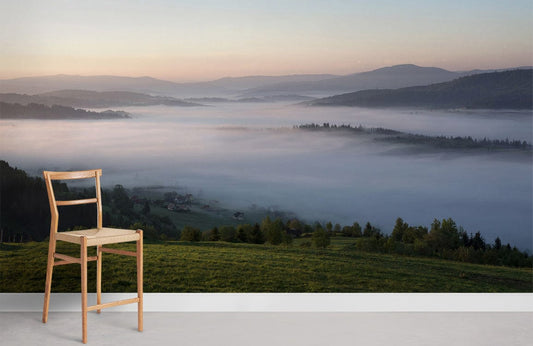 Tabouret en bois clair avec siège tissé, idéal pour le papier peint mural nuages