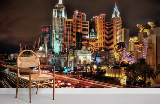 Chaise de salle à manger en corde tissée et bois avec le papier peint mural Nuit à Las Vegas