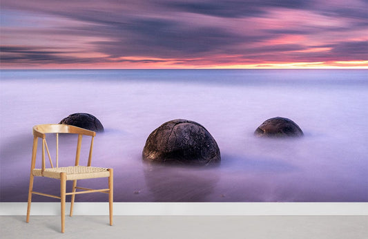 Chaise en bois clair avec siège tissé, idéale pour une peinture murale océan