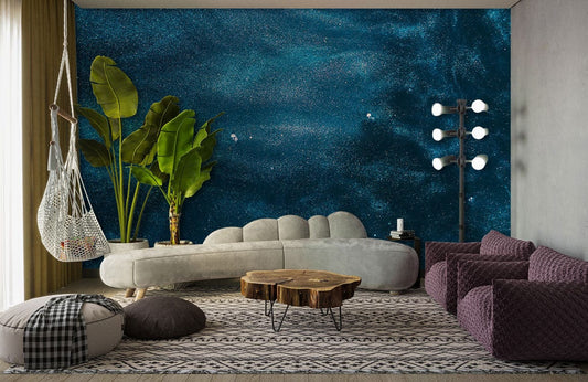 Papier peint mural Océan Sombre Scintillant dans un salon avec canapé incurvé et table en bois