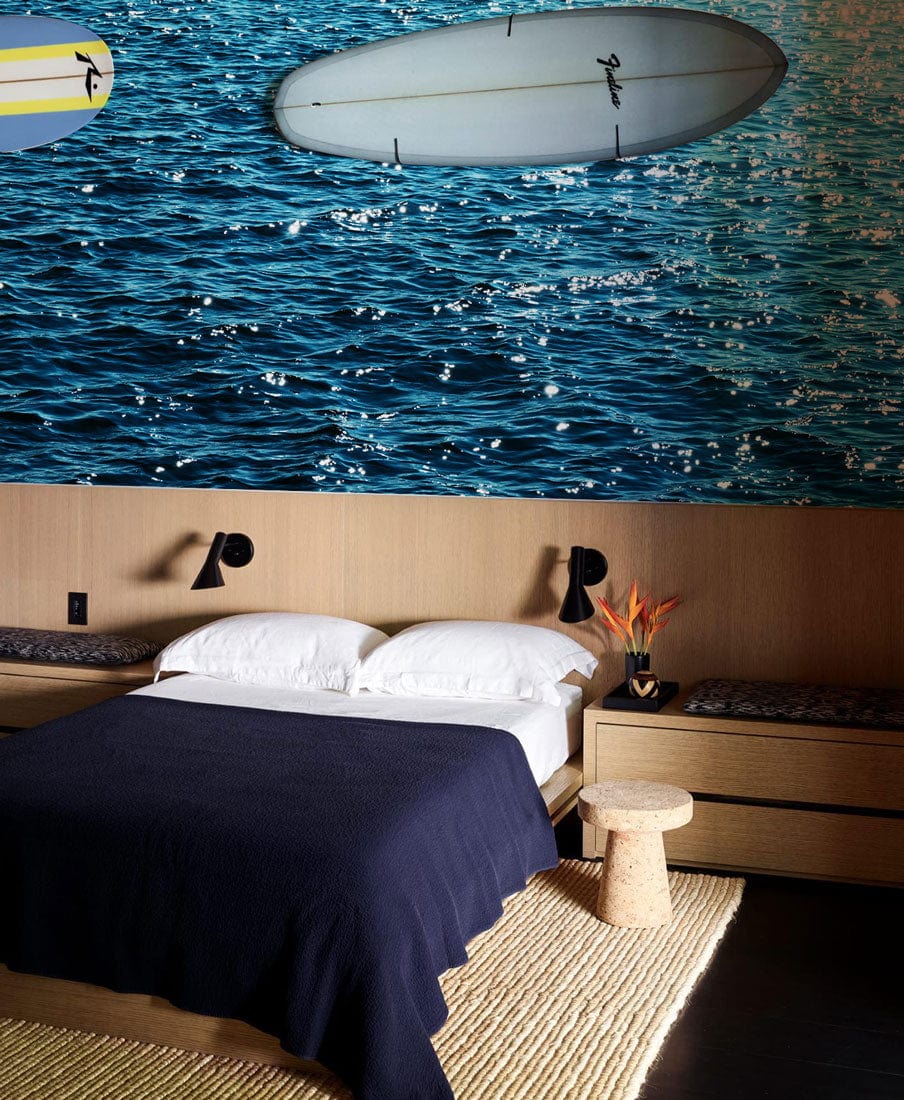 Papier peint mural Océan sous le Soleil dans une chambre moderne avec surfboards et mur océan
