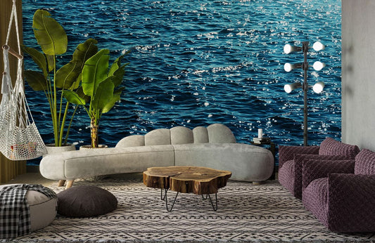 Papier peint mural océan avec mur moderne, canapé crème, table en troncs et fauteuils violet