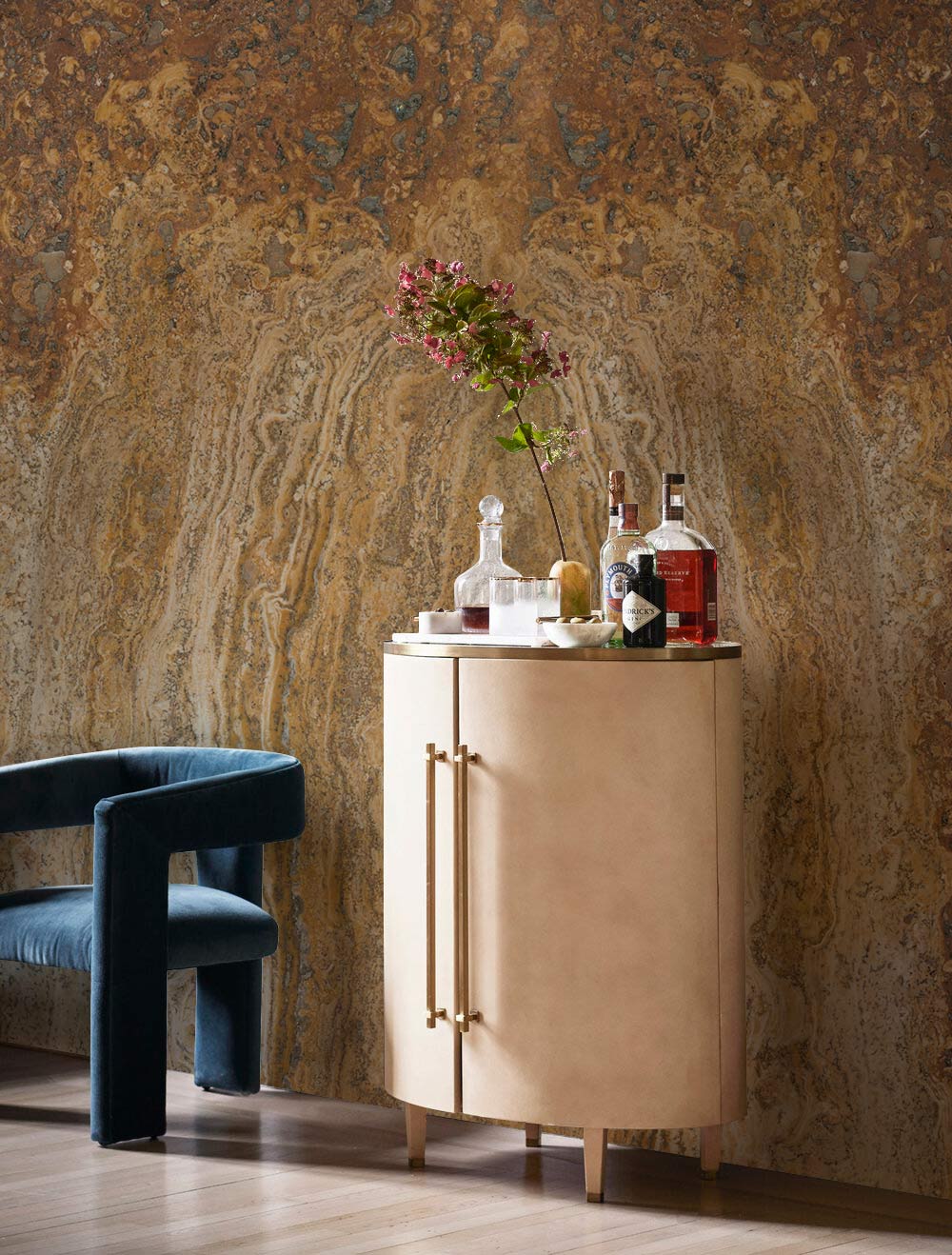 Cabinet ovale crème avec accents dorés sur papier peint mural Œil de Minerai unique
