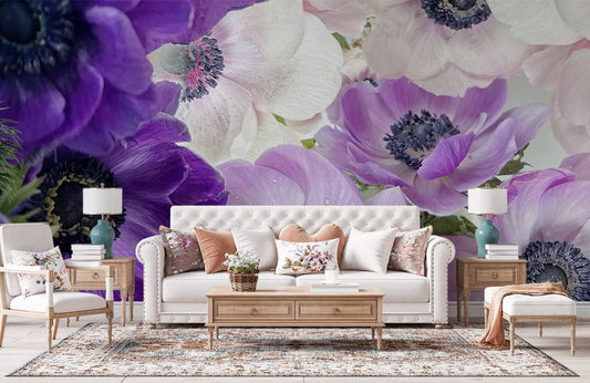 Sofa blanc tufté avec coussins, dans un décor avec papier peint mural Ombre Anémone