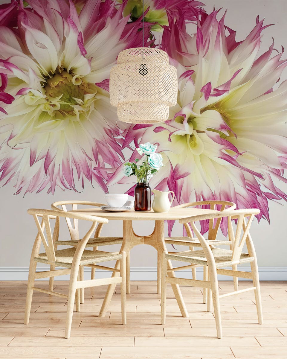 Table en bois clair avec chaises assorties, parfait pour le papier peint mural Ombre Dahlia
