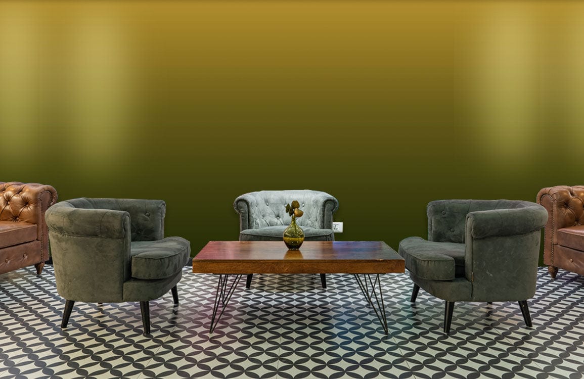 Image d’une collection d’armchairs rembourrés et table en bois avec peinture murale ombrée Émeraude