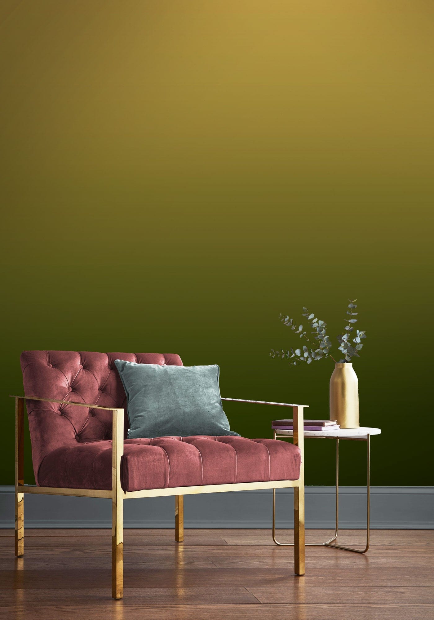 Chaise en velours tuftée avec cadre doré sur mural ombrée Émeraude pour décoration intérieure