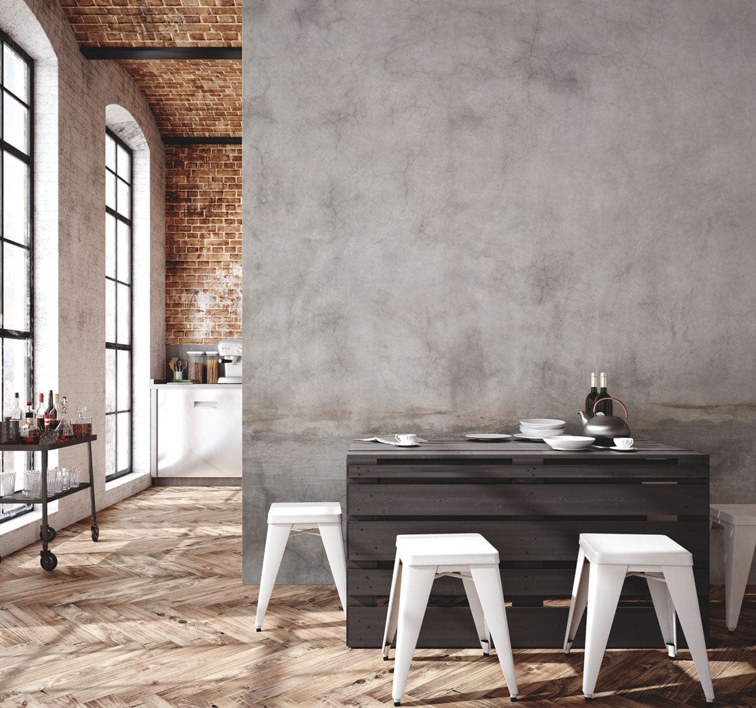 Photo d’une table industrielle avec des tabourets en métal blanc, mural ombre marbrée