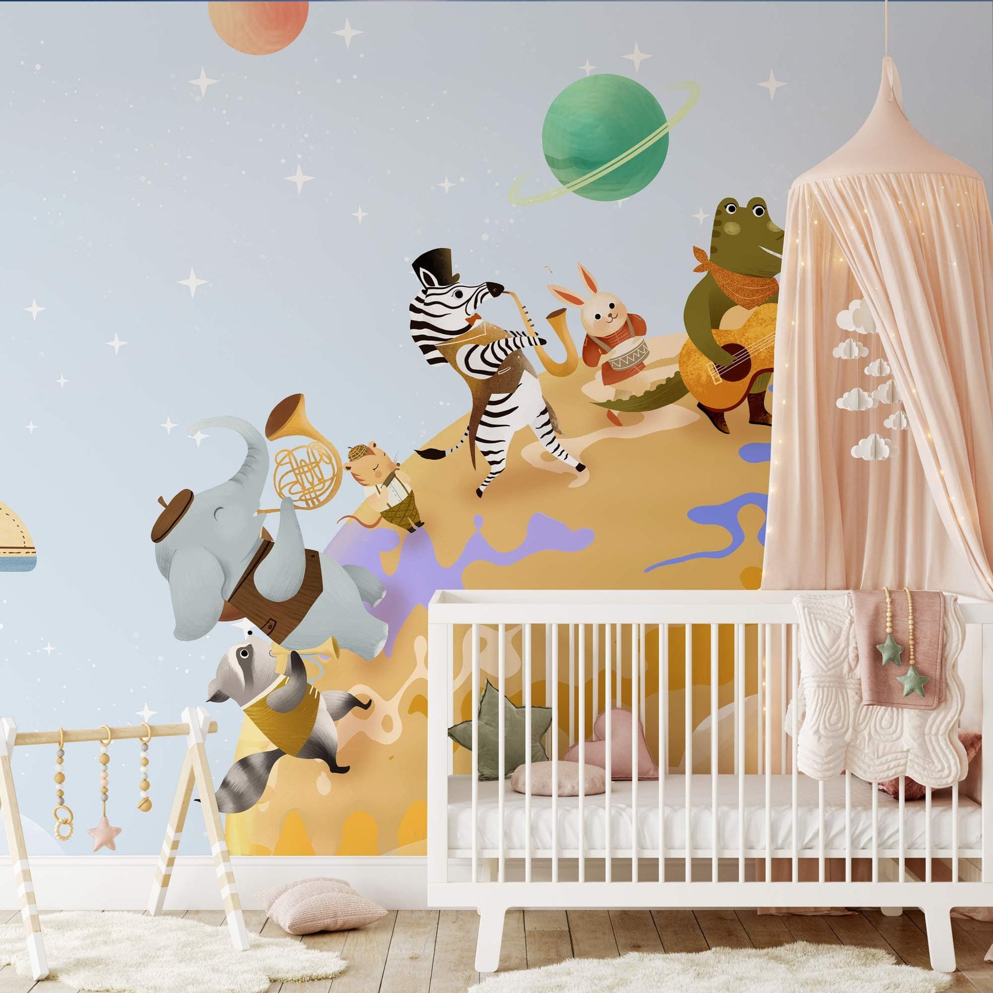 Crib en bois blanc avec literie dans un décor mural orchestre animaux pour chambre bébé