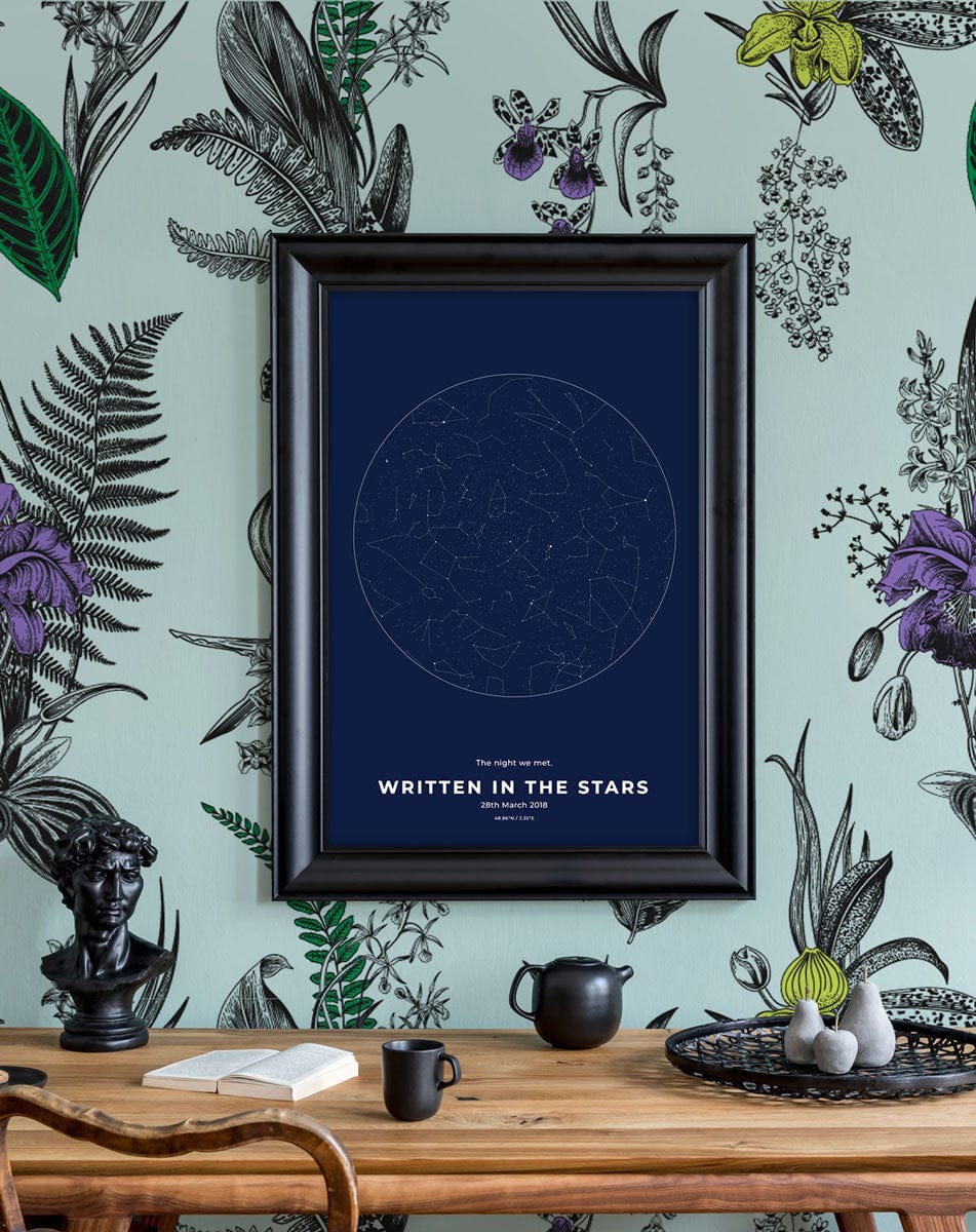 Peinture murale orchidée avec carte céleste et constellations sur fond navy