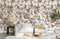 Canapé blanc avec coussins dans un salon avec papier peint mural Papillons et Fleurs
