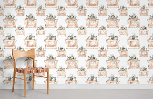 Chaise en bois clair avec siège en cuir tressé, dans le papier peint mural Parfum de Mode