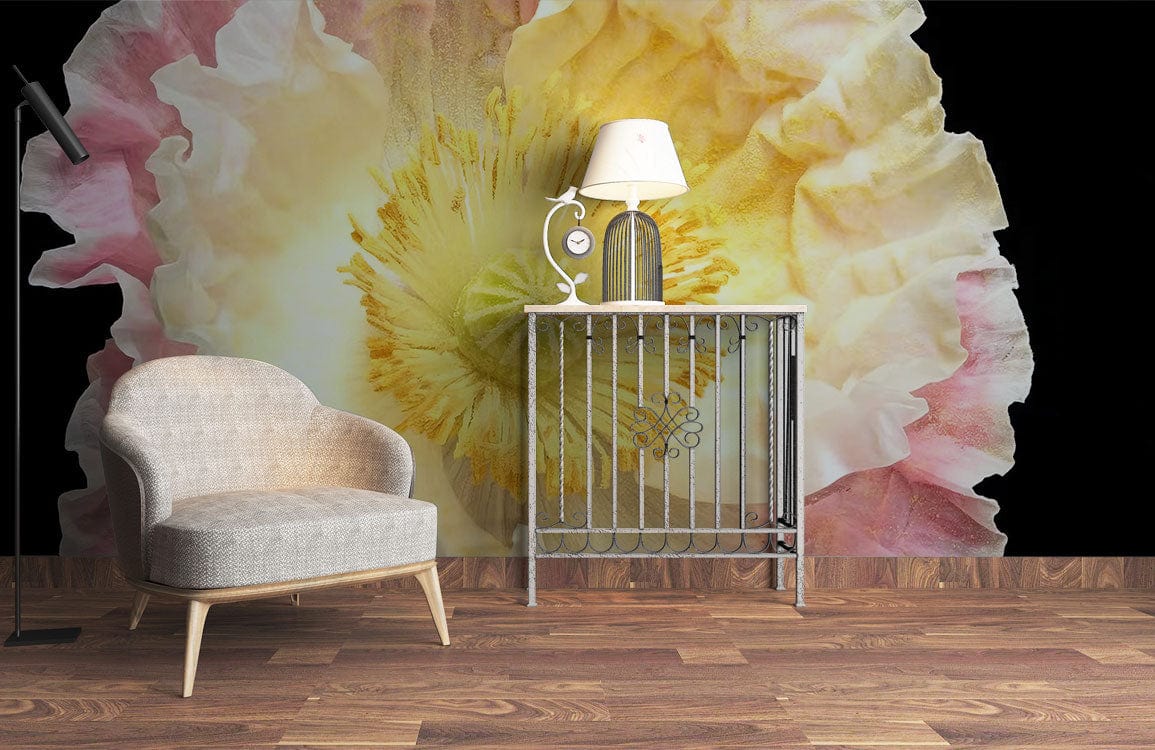 Fauteuil confortable avec tissu texturé et pieds en bois, dans le mural Pavot Nudicaule