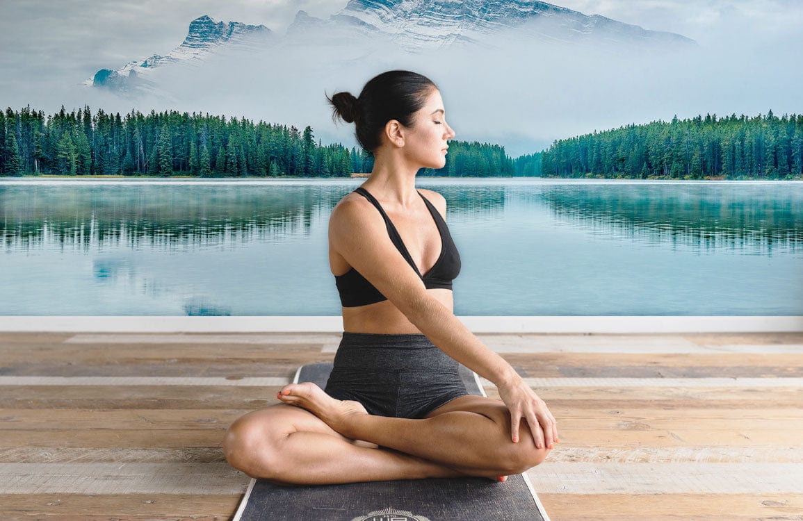 Femme en sport faisant du yoga avec peinture murale paysage pour Papier Peint Mural Paysage Sans Limites